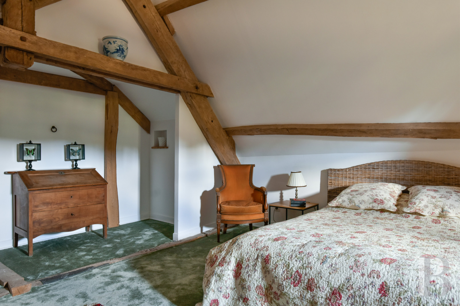 En Limousin, dans le sud-est de la Creuse et à proximité d’Aubusson, un logis indépendant du 17e siècle au centre d’une place forte médiévale,  - photo  n°24